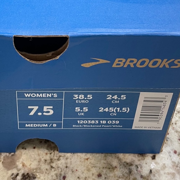 NWT Women's Brooks Levitate 6 Black/Blackened Pearl Running Sneaker (Size 7.5) - Picture 8 of 11